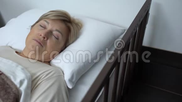 老年妇女手术后觉醒躺在病床上身体健康视频的预览图