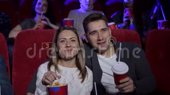夫妻俩坐在一起看电影看浪漫电影吃爆米花视频的预览图
