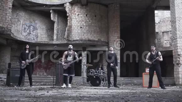 摇滚乐队在废弃的大楼里演奏音乐黑人在一段音乐视频中主演音乐作为一种爱好和生活方式视频的预览图