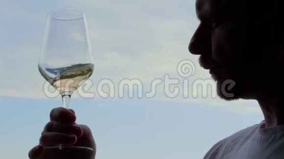 旋转嗅嗅饮酒品白葡萄酒天空视频的预览图