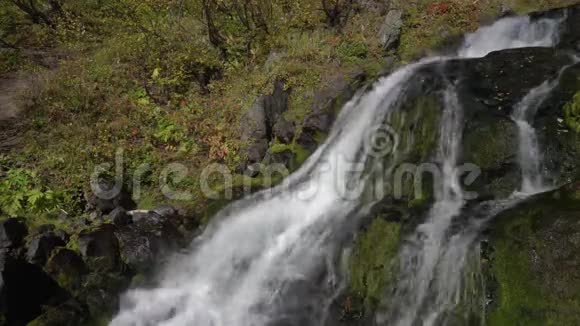 高山瀑布的梯级晶莹剔透清澈的水流在山间视频的预览图