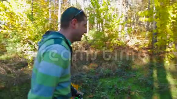 父母带一个孩子自行车在森林里慢动作视频的预览图