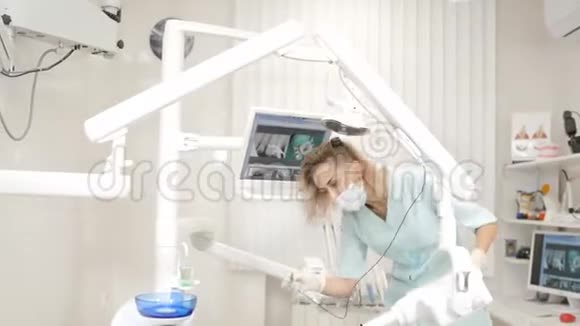 女牙医使用x光机病人躺在牙科椅子上年轻的非洲裔美国男性牙齿不好视频的预览图