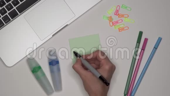 女人用手在记事本上写文字视频的预览图