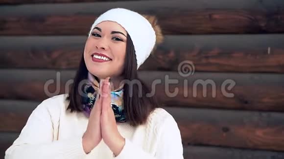 多谢兄弟穿着白色毛衣和白色帽子的快乐迷人女孩的肖像视频的预览图