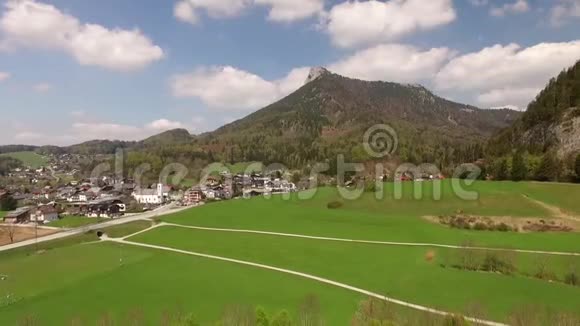 奥地利萨尔茨堡Fuschlsee到Fuschl的空中景观视频的预览图
