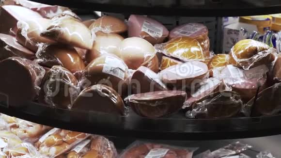 一家超市货架上的香肠和奶酪视频的预览图