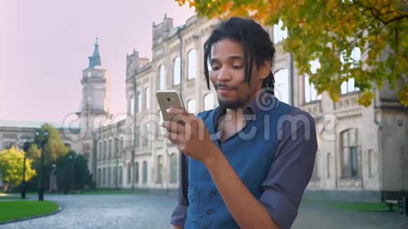 非裔美国学生对大学智能手机内容的情感审视视频的预览图