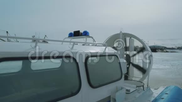 冰冻河流上的小型气垫船配有工作螺旋桨和蓝光视频的预览图