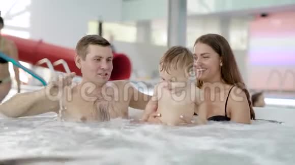 家人在游泳池里放松视频的预览图