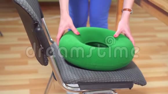 女人坐在一个绿色的矫形枕头上紧紧地工作着视频的预览图