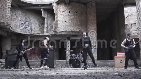 摇滚乐队在废弃的大楼里演奏音乐黑人在一段音乐视频中主演音乐作为一种爱好和生活方式视频的预览图