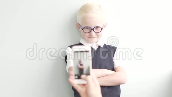 男生在电话里拍照视频的预览图