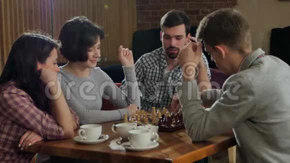 年轻夫妇在室内和朋友下棋视频的预览图