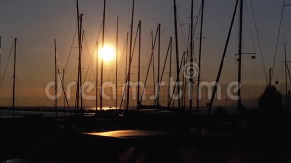 瑞士蒙特勒日内瓦湖港口日落时停靠的游艇剪影视频的预览图