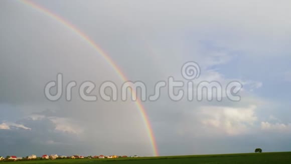 横向全景乡村景观雨云彩虹视频的预览图