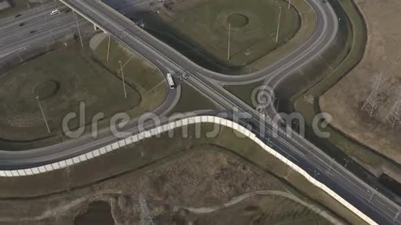 有立交桥和几个出口的高速公路视频的预览图