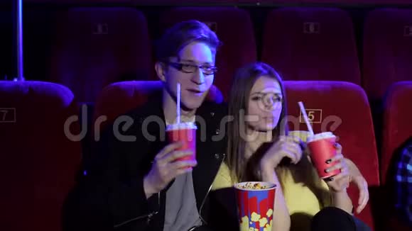 夫妻俩坐在一起看电影看浪漫电影吃爆米花视频的预览图