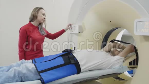 女医生切换CT扫描病人计算诊断视频的预览图