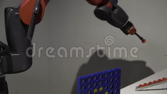 一个机械手的机器人把一个芯片视频的预览图