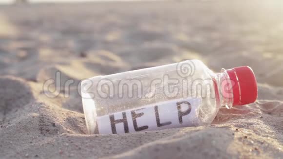 孩子们从海滩上的沙滩上拿一个塑料瓶在海滩河边传递信息塑料回收视频的预览图