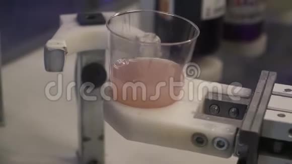 机器人拿着一杯粉红色的液体视频的预览图