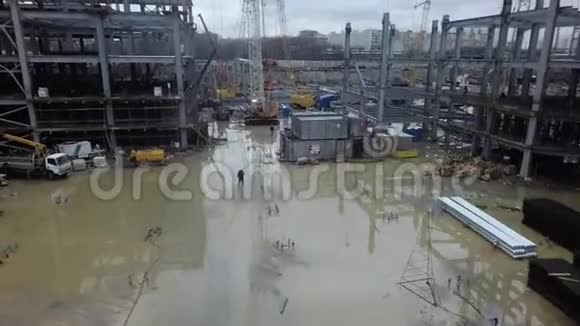 未完成钢架建筑施工现场的鸟瞰图视频的预览图