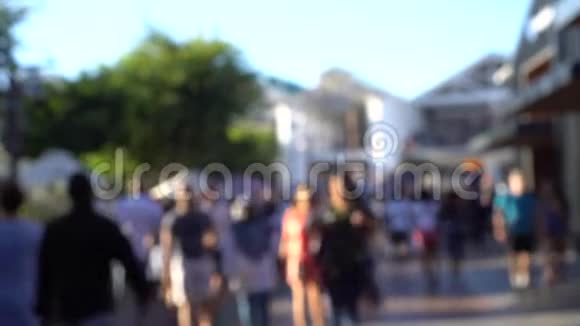 VA水前模糊镜头游客在南非开普敦散步视频的预览图