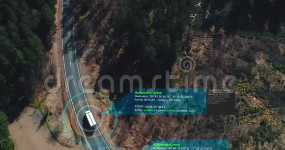 在森林公路上驾驶的自动驾驶卡车视频的预览图