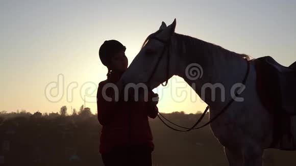马女在日落时亲吻一匹马视频的预览图