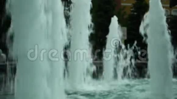 强大的喷泉喷射提升水流视频的预览图