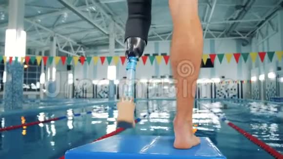 游泳者与腿部假体训练附近的游泳池仿生设备视频的预览图