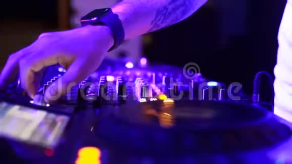 DJ手控制音响控制台用于混合迪斯科俱乐部的音乐触摸按钮滑块播放电子音乐视频的预览图