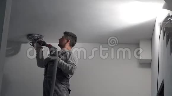 工人使用手工抛光机抛光石膏板天花板视频的预览图
