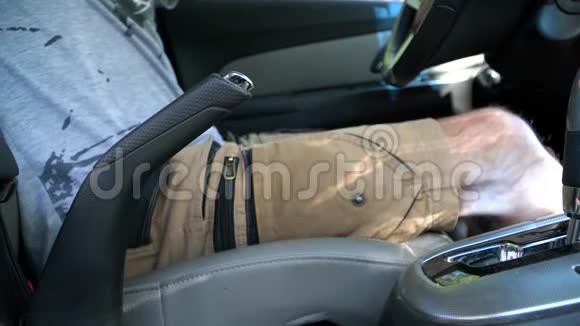一个男人坐在车里松开手刹视频的预览图