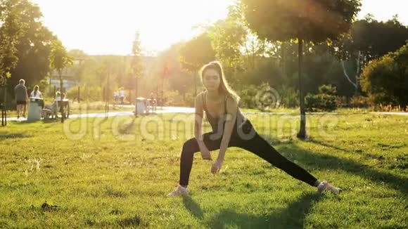 运动女性做健身健美操和伸展运动日落时在公园训练健康和运动的生活方式视频的预览图