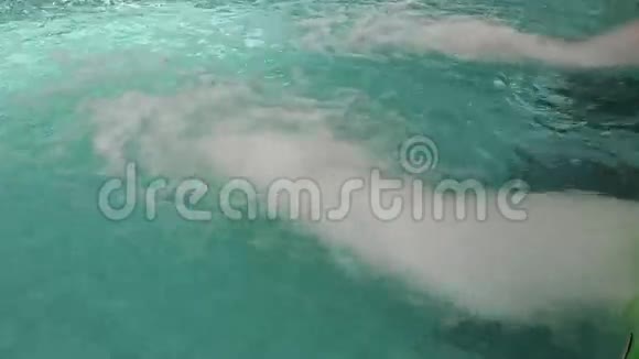泳池里有强大的喷水装置视频的预览图