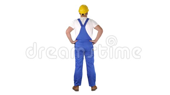工程师在建筑头盔站立双手在臀部看周围的白色背景视频的预览图