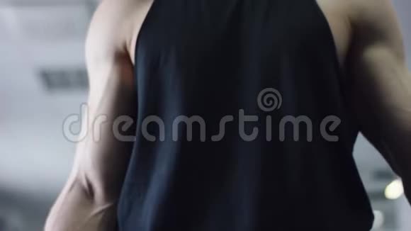 健美运动员在健身房锻炼前热身手臂视频的预览图