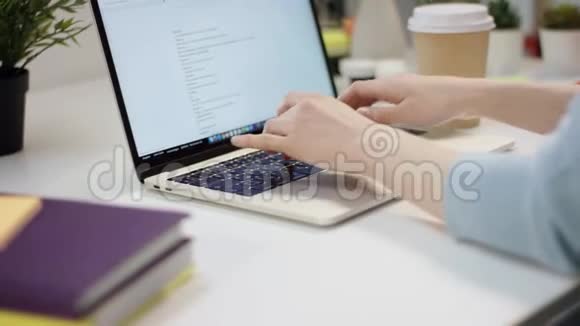 年轻作家在笔记本电脑上打字视频的预览图
