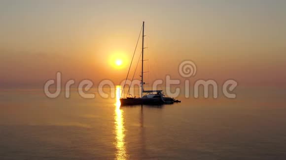 清晨日出时停泊的帆船的鸟瞰图视频的预览图