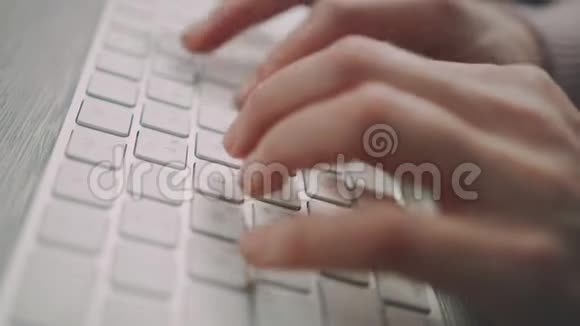 手在键盘上打字关闭女性手输入键盘按钮视频的预览图