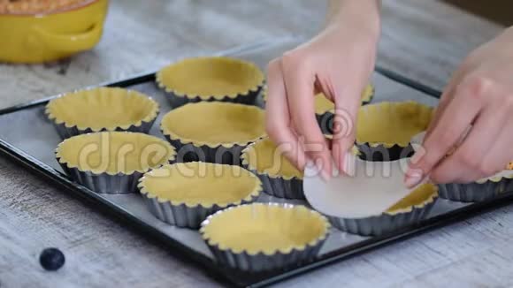 糕点店厨房做馅饼的糕点厨师糕点甜点心视频的预览图
