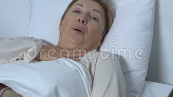 女病人呼吸困难躺在病床上寻求帮助哮喘视频的预览图