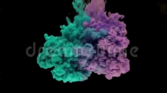 五颜六色的绿松石和紫罗兰色的墨水在水中升起在黑色的背景下轻轻地旋转着视频的预览图