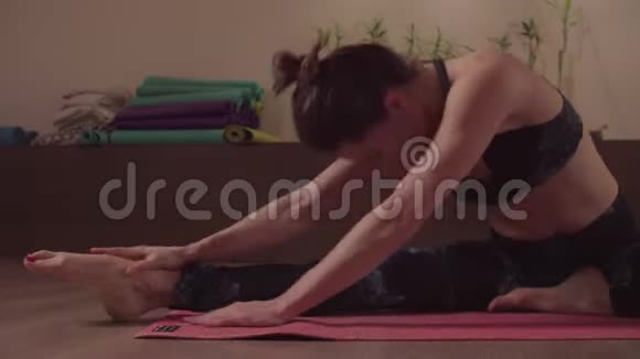 做瑜伽体式的漂亮女人视频的预览图