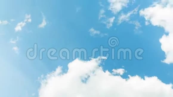 白天美丽的白云飘在蓝天上视频的预览图