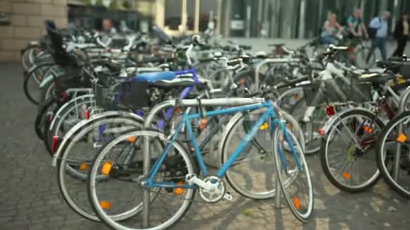 自行车停放在城市街道一群自行车视频的预览图