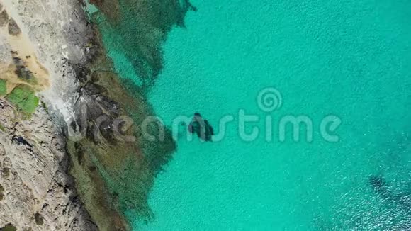 空中无人机观赏热带天堂般的海滩与纯水晶清澈的绿松石水奇异的花岗岩岩石空中无人机4k视频的预览图