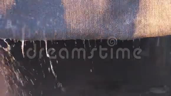 地毯洗后水流动视频的预览图